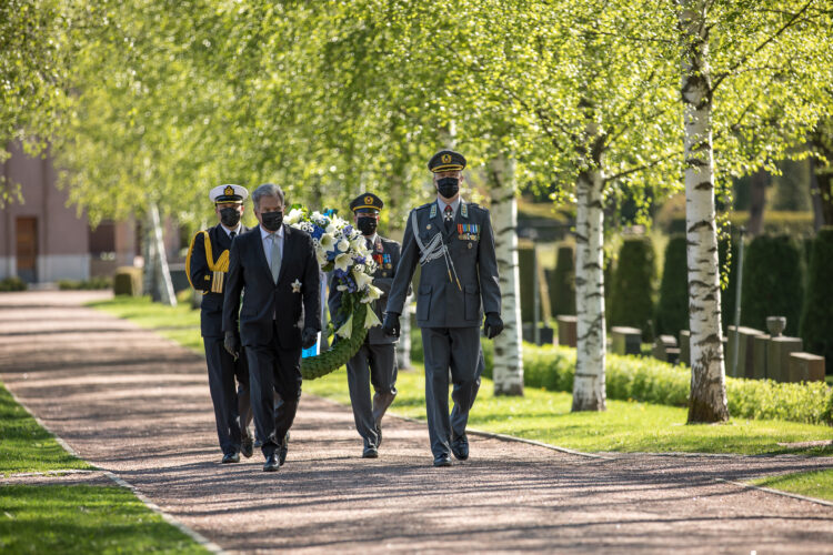 Tasavallan presidentti Sauli Niinistö laski seppeleen Sankariristille Hietaniemen hautausmaalla kaatuneitten muistopäivän kunniaksi sunnuntaina 16.5.2021. Kuva: Matti Porre/Tasavallan presidentin kanslia