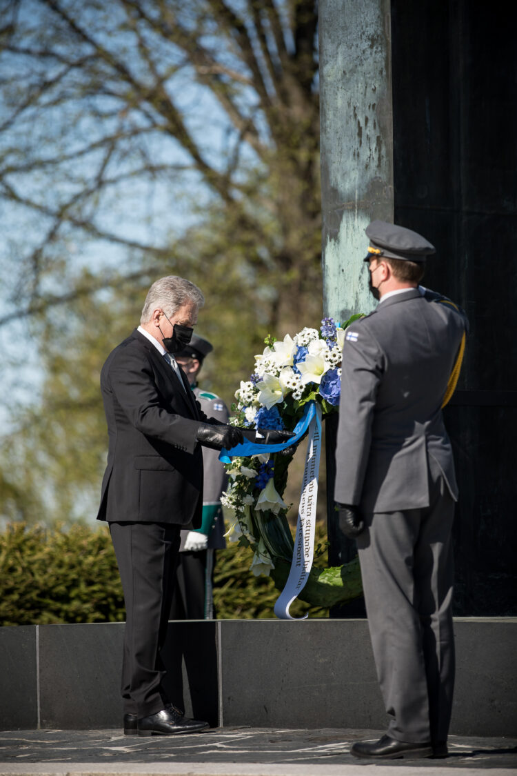 Tasavallan presidentti Sauli Niinistö laski seppeleen Sankariristille Hietaniemen hautausmaalla kaatuneitten muistopäivän kunniaksi sunnuntaina 16.5.2021. Kuva: Matti Porre/Tasavallan presidentin kanslia