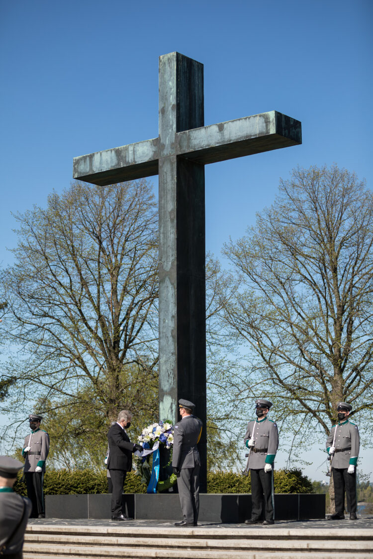 Republikens president Sauli Niinistö nedlade en krans vid Hjältekorset på Sandudds begravningsplats för att hedra de stupades dag söndagen den 16 maj 2021. Foto: Matti Porre/Republikens presidents kansli