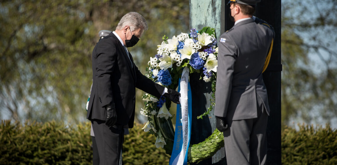 Tasavallan presidentti Sauli Niinistö laski seppeleen Sankariristille Hietaniemen hautausmaalla kaatuneitten muistopäivän kunniaksi sunnuntaina 16.5.2021. Kuva: Matti Porre/Tasavallan presidentin kanslia