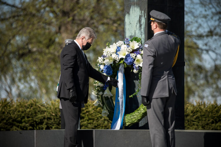 Tasavallan presidentti Sauli Niinistö laski seppeleen Sankariristille Hietaniemen hautausmaalla kaatuneitten muistopäivän kunniaksi sunnuntaina 16.5.2021. Kuva: Matti Porre/Tasavallan presidentin kanslia