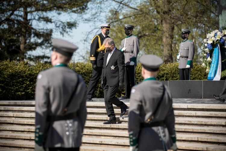 Republikens president Sauli Niinistö nedlade en krans vid Hjältekorset på Sandudds begravningsplats för att hedra de stupades dag söndagen den 16 maj 2021. Foto: Matti Porre/Republikens presidents kansli