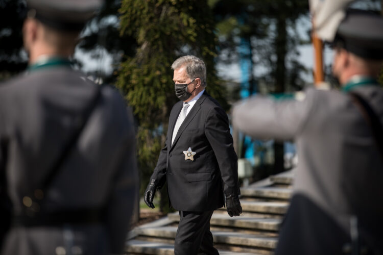 Republikens president Sauli Niinistö nedlade en krans vid Hjältekorset på Sandudds begravningsplats för att hedra de stupades dag söndagen den 16 maj 2021. Foto: Matti Porre/Republikens presidents kansli