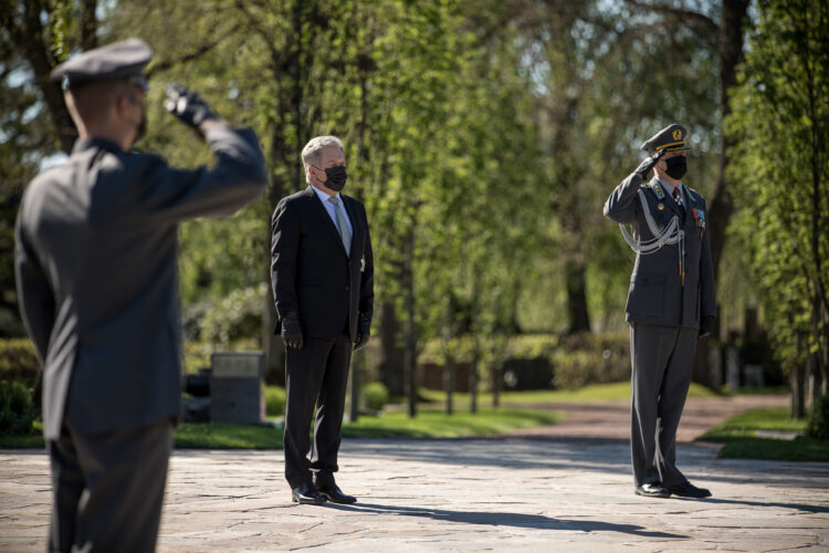 Tasavallan presidentti Sauli Niinistö laski seppeleen Sankariristille Hietaniemen hautausmaalla kaatuneitten muistopäivän kunniaksi sunnuntaina 16.5.2021. Kuva: Matti Porre/Tasavallan presidentin kanslia