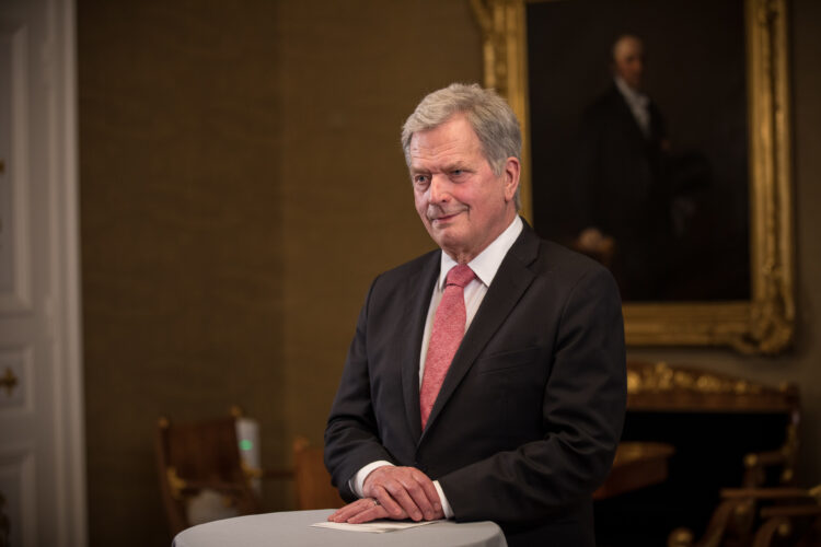 Tasavallan presidentti Sauli Niinistö jakoi Millennium-teknologiapalkinnon virtuaalisessa palkitsemistilaisuudessa tiistaina 18.5.2021. Kuva: Matti Porre/Tasavallan presidentin kanslia