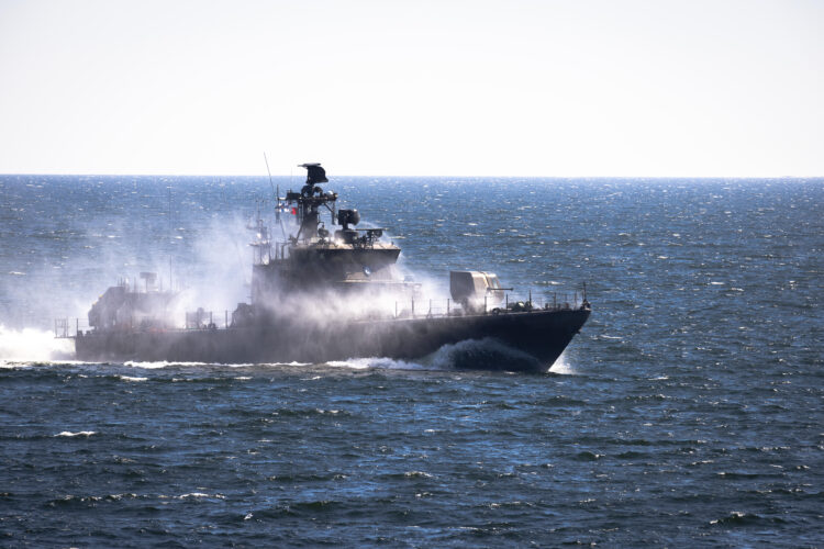 The inspection of the Navy began from Russarö. President Niinistö viewed the live firings of the Ritva 21 exercise from a naval guard tower and the anti-ship missile firings by Rauma class vessels. Photo: Combat Camera/The Finnish Defence Forces