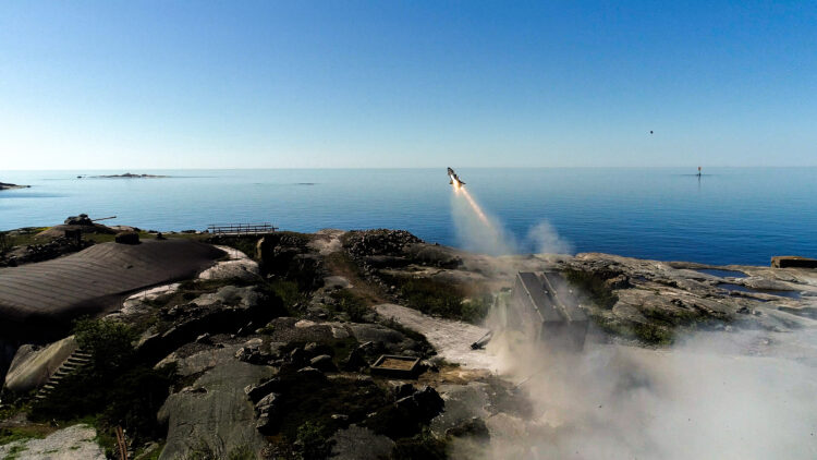 The inspection of the Navy began from Russarö. President Niinistö viewed the live firings of the Ritva 21 exercise from a naval guard tower and the anti-ship missile firings by Rauma class vessels. Photo: Combat Camera/The Finnish Defence Forces