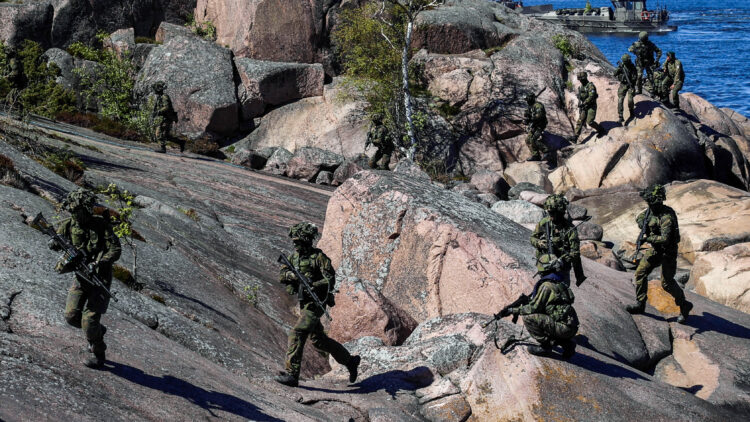 The inspection of the Navy began from Russarö. President Niinistö viewed the live firings of the Ritva 21 exercise from a naval guard tower and the anti-ship missile firings by Rauma class vessels. Photo: Combat Camera/The Finnish Defence Forces