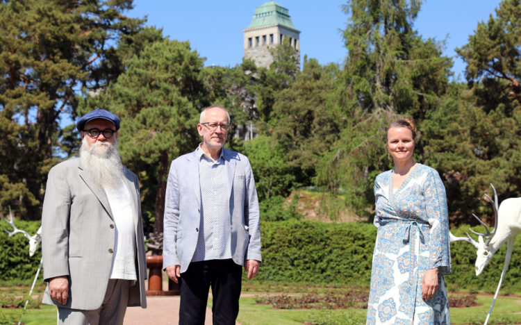 Taiteilijat Timo Heino ja Jenni Tieaho sekä näyttelyn kuraattori Tapani Pennanen. Kuva: Riikka Hietajärvi/Tasavallan presidentin kanslia