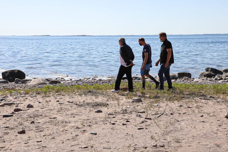 I Skärgårdshavets nationalpark på Örö gjorde sig president Niinistö förtrogen med öns natur och betesmarker tillsammans med Forststyrelsens naturtjänstdirektör Henrik Jansson och planerare Esko Tainio. Foto: Jouni Mölsä/Republikens presidents kansli