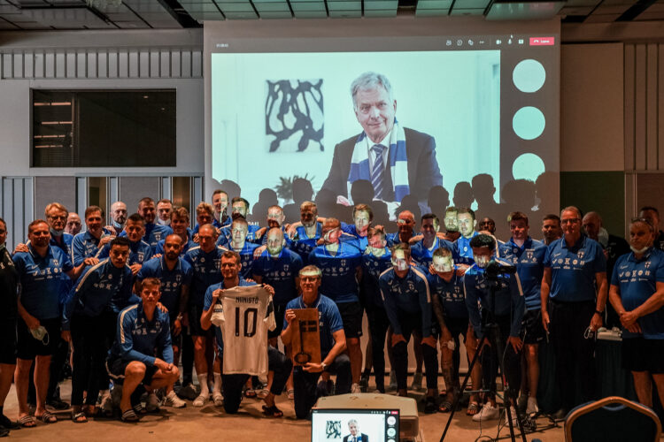 Huuhkajat och presidenten på samma bild. Foto: Jyri Sulander/Bollförbundet