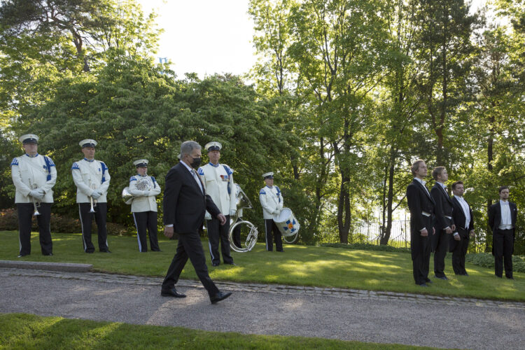 Puolustusvoimain lippujuhlan päivän lipunnostotilaisuudessa esiintyivät Kaartin soittokunnan soittoryhmä ja Ylioppilaskunnan Laulajat. Kuva: Jon Norppa/Tasavallan presidentin kanslia