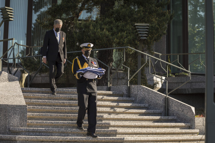 Juhlallinen lipunnosto Mäntyniemessä 4.6.2021. Kuva: Jon Norppa/Tasavallan presidentin kanslia