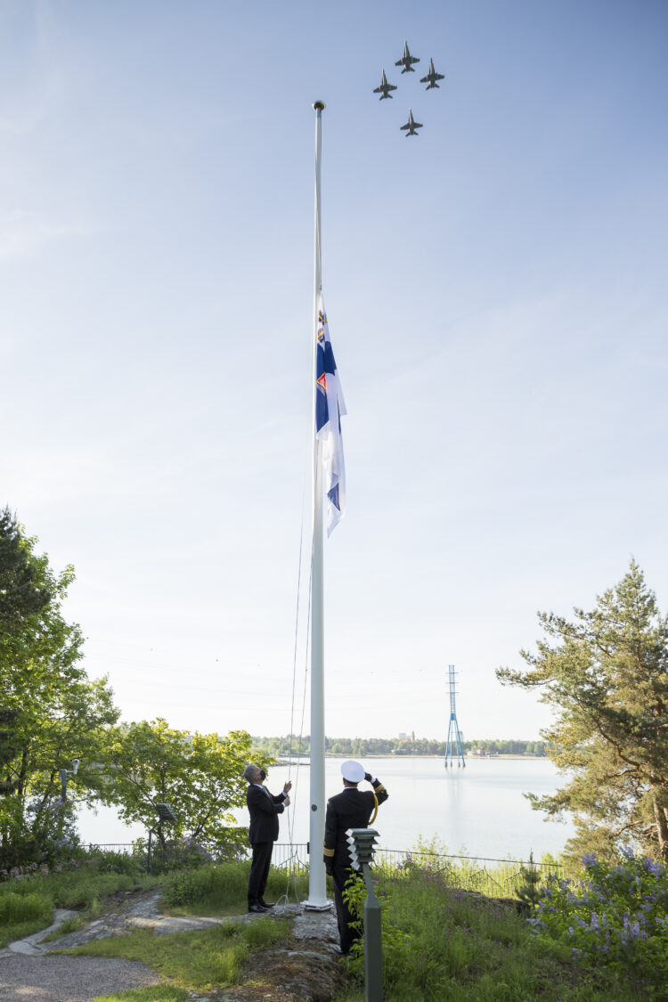 Flygvapnets Hornet-jaktplan gjorde en överflygning över Talludden. Foto: Jon Norppa/Republikens presidents kansli