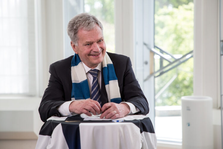 President of the Republic of Finland Sauli Niinistö met Finland’s national football team, the Huuhkajat, on Thursday, 3 June 2021. At the beginning of the meeting, which took place from Mäntyniemi by remote link, the President presented the Huuhkajat with the Association for Finnish Work’s Key Flag Symbol. Photo: Matti Porre/Office of the President of the Republic