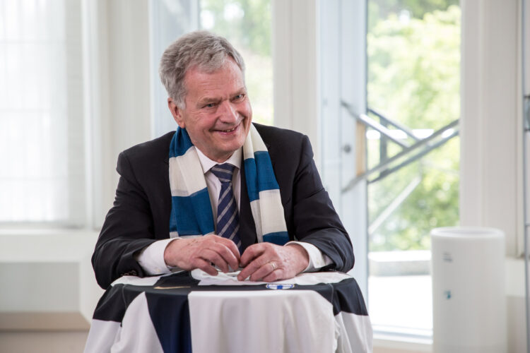 Republikens president Sauli Niinistö träffade Finlands herrlandslag i fotboll torsdagen den 3 juni 2021. I början av mötet som ordnades på distans från Talludden överlämnade presidenten Förbundet för Finländskt Arbete rf:s Nyckelflagga till Huuhkajat. Foto: Matti Porre/Republikens presidents kansli