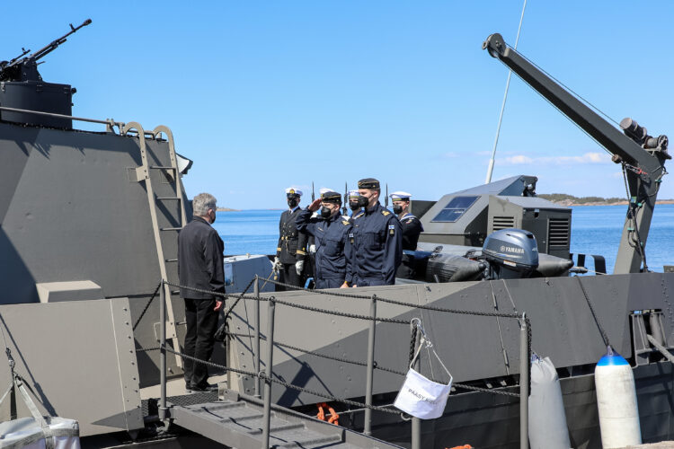 At Örö, President Niinistö got acquainted with the newly modernised Hamina class missile boat PGG Tornio. Photo: Jouni Mölsä/Office of the President of the Republic