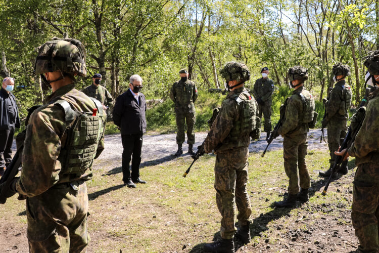 Inspektionen av marinen började på Russarö. President Niinistö följde skjutningarna under övningen Ritva 21 från sjöbevakningstornet och avfyrningarna av sjömålsrobotar från fartyg i Rauma-klassen. Foto: Jouni Mölsä/Republikens presidents kansli