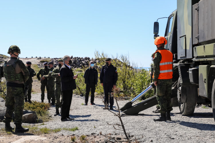 Inspektionen av marinen började på Russarö. President Niinistö följde skjutningarna under övningen Ritva 21 från sjöbevakningstornet och avfyrningarna av sjömålsrobotar från fartyg i Rauma-klassen. Foto: Jouni Mölsä/Republikens presidents kansli