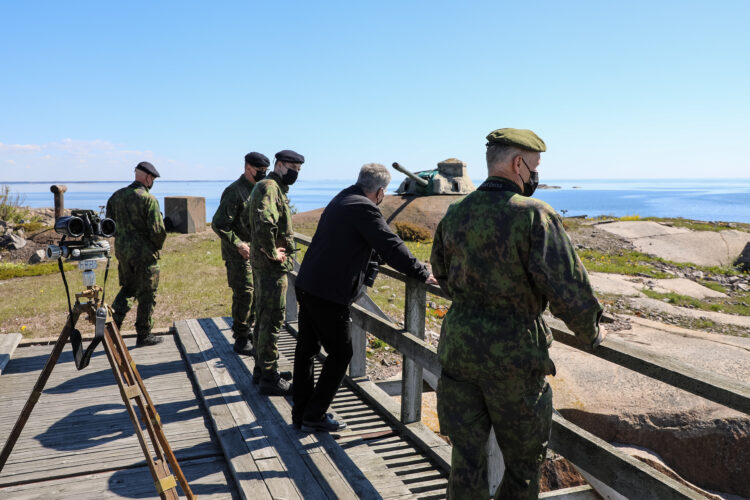 Presidenten följde skjutningarna under övningen tillsammans med kommendören för försvarsmakten, general Timo Kivinen, kommendören för marinen, konteramiral Jori Harju och marinens utbildningschef, kommendör Mika Mäkilevo. Foto: Jouni Mölsä/Republikens presidents kansli