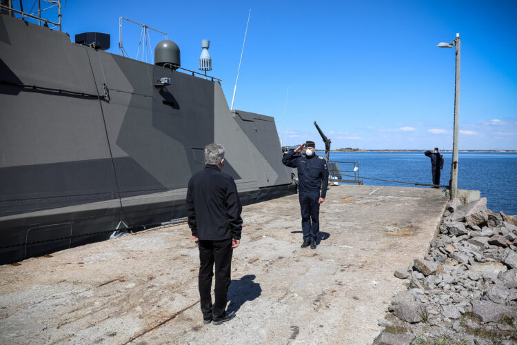 På Örö gjorde sig president Niinistö förtrogen med den renoverade robotbåten PGG Tornio som hör till Hamina-klassen. Foto: Jouni Mölsä/Republikens presidents kansli