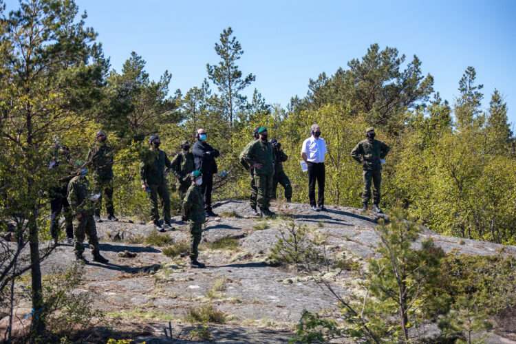 Inspektionen av marinen började på Russarö. President Niinistö följde skjutningarna under övningen Ritva 21 från sjöbevakningstornet och avfyrningarna av sjömålsrobotar från fartyg i Rauma-klassen. Foto: Combat Camera/Försvarsmakten