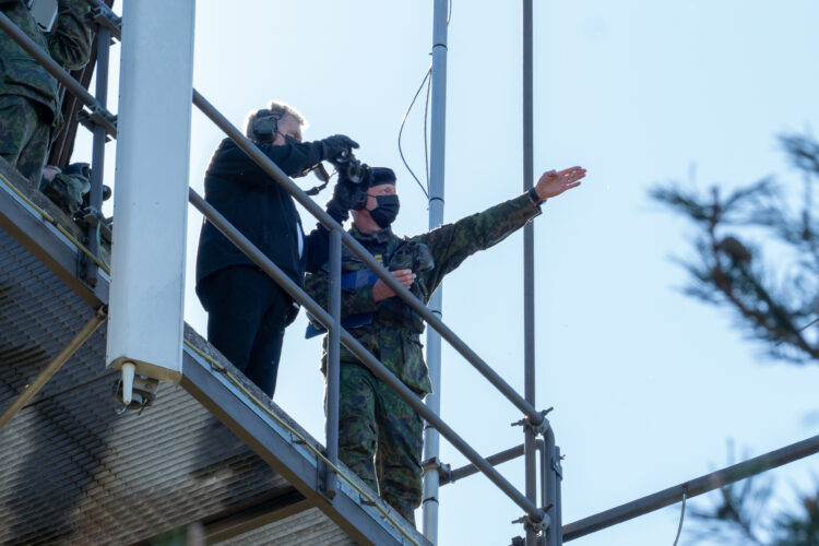 Inspektionen av marinen började på Russarö. President Niinistö följde skjutningarna under övningen Ritva 21 från sjöbevakningstornet och avfyrningarna av sjömålsrobotar från fartyg i Rauma-klassen. Foto: Combat Camera/Försvarsmakten