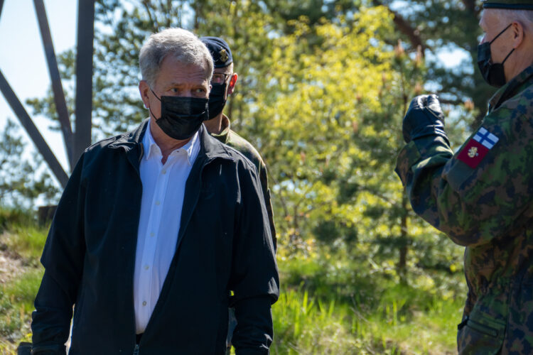 Inspektionen av marinen började på Russarö. President Niinistö följde skjutningarna under övningen Ritva 21 från sjöbevakningstornet och avfyrningarna av sjömålsrobotar från fartyg i Rauma-klassen. Foto: Combat Camera/Försvarsmakten