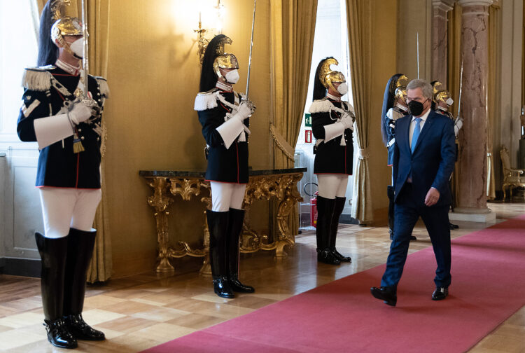 Italian presidentti Sergio Mattarella otti presidentti Niinistön vastaan Quirinalen palatsissa. Kuva: Quirinale