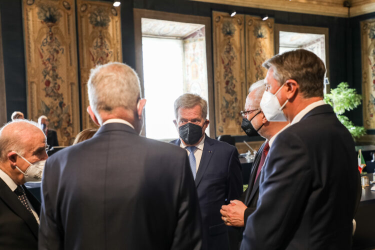 President Niinistö in discussions with President of Malta George Vella (left), President of Austria Alexander Van der Bellen, President of Latvia Egils Levits (second from the right) and President of Slovenia Borut Pahor (right). Photo: Jouni Mölsä/Office of the President of the Republic of Finland