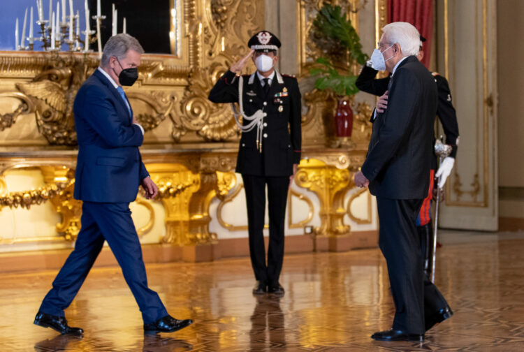 Italian presidentti Sergio Mattarella otti presidentti Niinistön vastaan Quirinalen palatsissa. Kuva: Quirinale