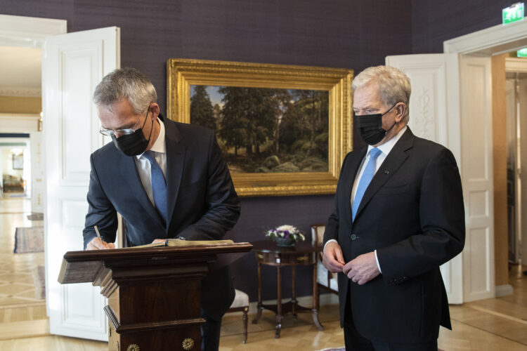 Signing the guestbook. Photo: Matti Porre/Office of the President of the Republic of Finland