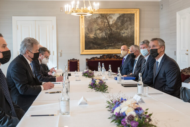 President Niinistö och generalsekreterare Stoltenberg hade bilaterala möten i presidentens slott. Foto: Matti Porre/Republikens presidents kansli