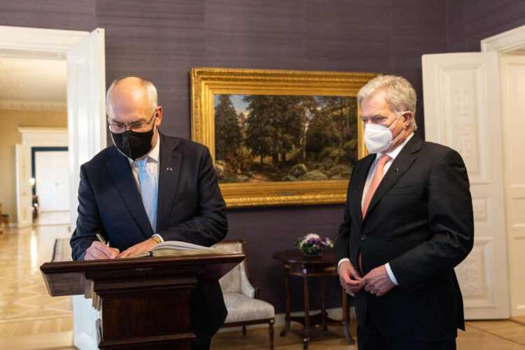 President Karis skriver sitt namn i gästboken. Foto: Matti Porre/Republikens presidents kansli