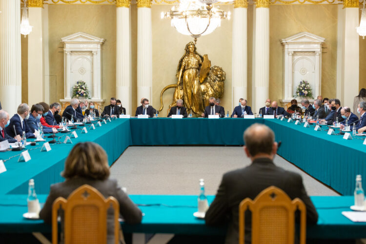 President Niinistö förde diskussioner med Nordatlantiska rådet i Rikssalen i presidentens slott.
Foto: Matti Porre/Republikens presidents kansli