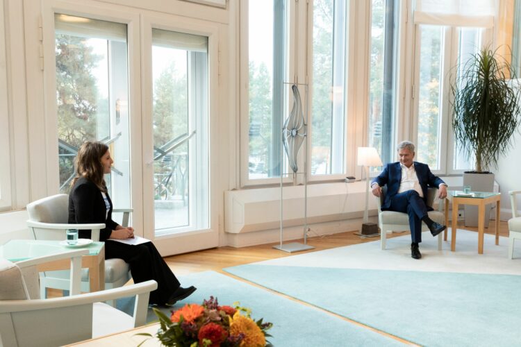 Som en del av Plan Internationals jippo #GirlsTakeover diskuterar republikens president Sauli Niinistö och hans arbetspar Nella Salminen  på Talludden den 6 oktober 2021. Foto: Jon Norppa/Republikens presidents kansli 