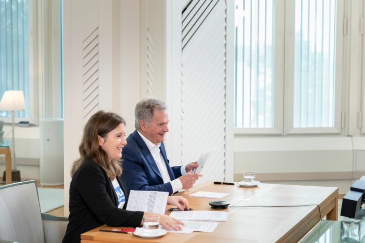 Republikens president Sauli Niinistö och Nella Salminen diskuterar vid evenemanget #ReutersIMPACT den 6 oktober 2021. Foto: Jon Norppa/Republikens presidents kansli