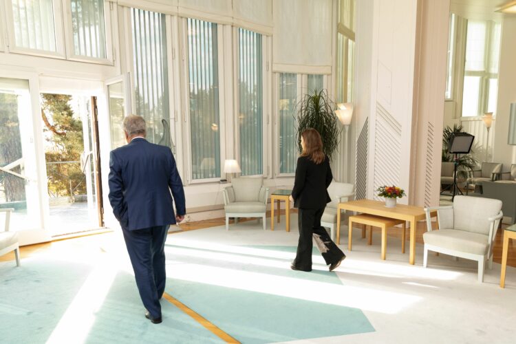 Som en del av Plan Internationals jippo #GirlsTakeover diskuterar republikens president Sauli Niinistö och hans arbetspar Nella Salminen  på Talludden den 6 oktober 2021. Foto: Jon Norppa/Republikens presidents kansli 