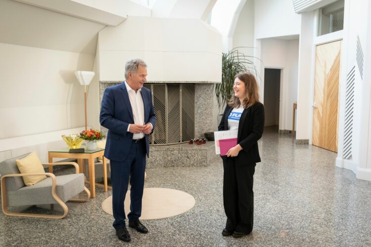 President Niinistö and Nella Salminen at Mäntyniemi on 6 October 2021. Photo: Jon Norppa/The Office of the President of the Republic of Finland