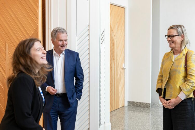 President Niinistö and Nella Salminen met with Member of Parliament Eva Biaudet, Chair of the National Council of Women of Finland, at Mäntyniemi on 6 October 2021. Photo: Jon Norppa/The Office of the President of the Republic of Finland