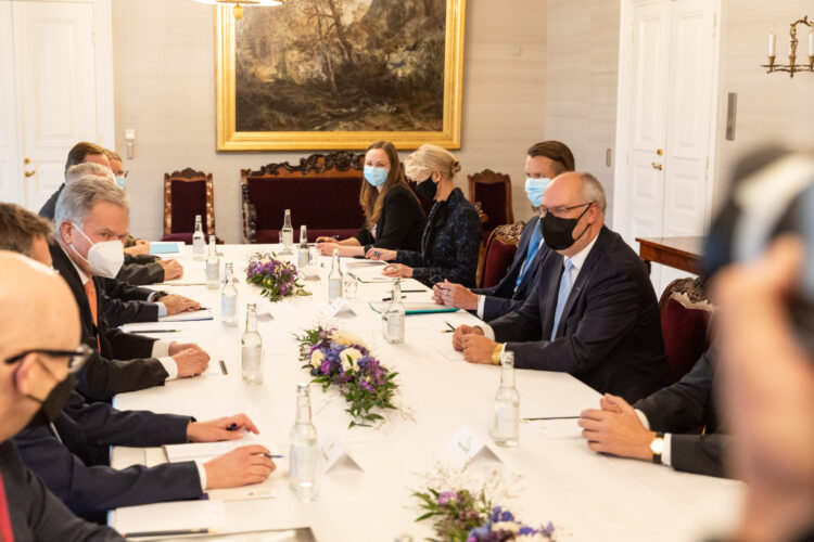 Utöver de bilaterala relationerna mellan Finland och Estland diskuterade presidenterna bland annat coronavirusläget, Ryssland, säkerhetsfrågor och den arktiska regionen. Foto: Matti Porre/Republikens presidents kansli