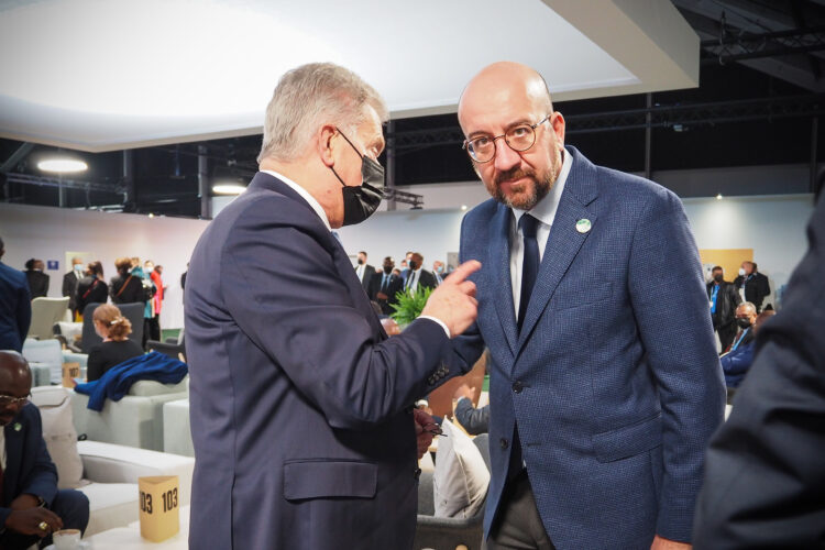 President Niinistö diskuterar med Europeiska rådets ordförande Charles Michel under FN:s klimattoppmöte COP26 i Glasgow den 1 november 2021. Foto: Tino Savolainen/Republikens presidents kansli