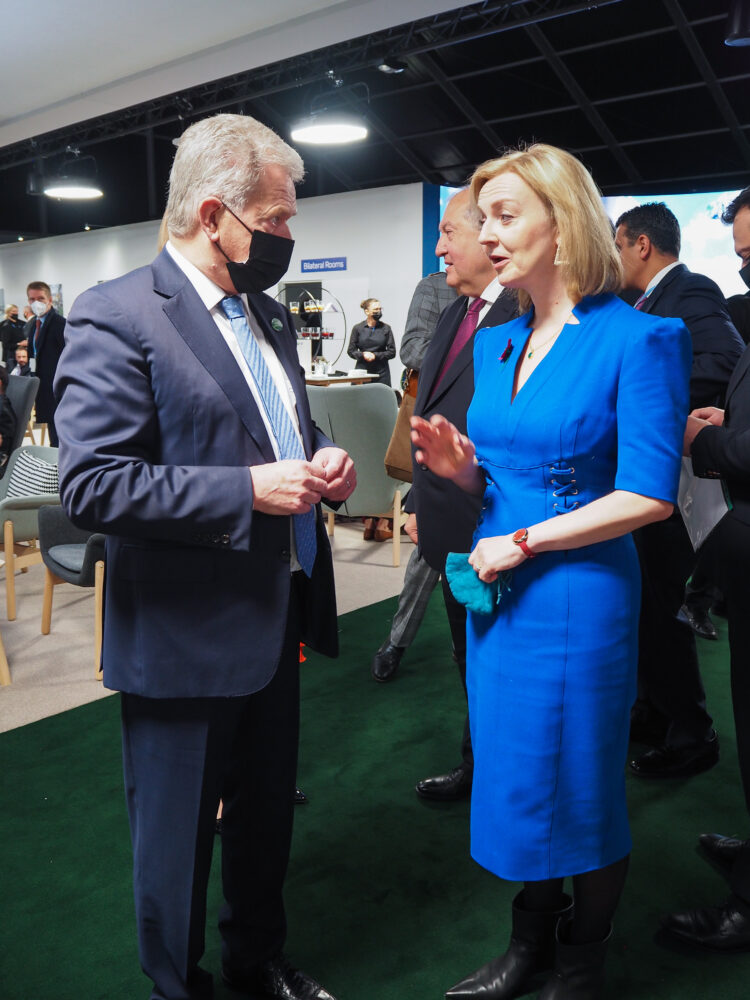 Presidentti Niinistö keskustelee Iso-Britannian ulkoministeri Liz Trussin kanssa YK:n COP26-ilmastokokouksessa Glasgow’ssa 1. marraskuuta 2021. Kuva: Tino Savolainen/Tasavallan presidentin kanslia