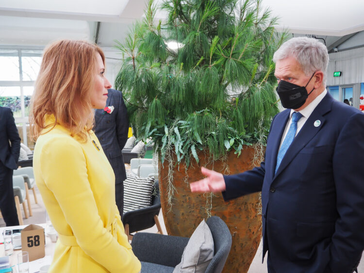 President Niinistö diskuterar med Estlands premiärminister Kaja Kallas vid FN:s klimattoppmöte COP26 i Glasgow den 1 november 2021. Foto: Tino Savolainen/Republikens presidents kansli