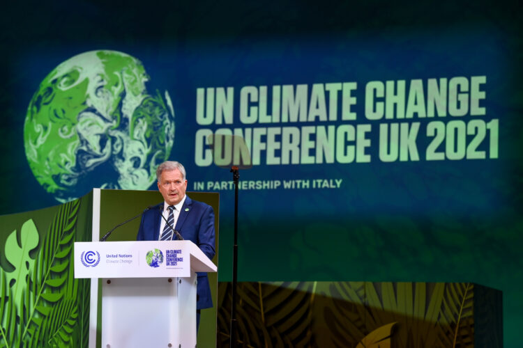 President Niinistö håller sitt tal vid stats- och regeringschefernas möte om skogs- och markanvändningssektorn vid FN:s klimattoppmöte den 2 november 2021 Foto: Karwai Tang/UK Government