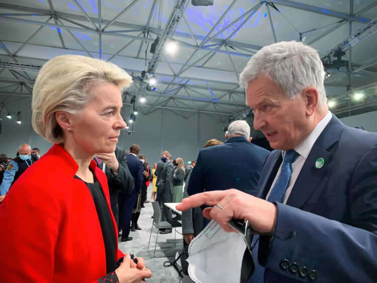 President Niinistö och Europeiska kommissionens ordförande Ursula von der Leyen vid FN:s klimattoppmöte COP26 i Glasgow den 1 november 2021. Foto: Jukka Siukosaari/Finlands ambassad i London