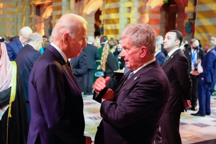 Presidentti Niinistö keskustelee Yhdysvaltain presidentin Joe Bidenin kanssa YK:n COP26-ilmastokokouksessa Glasgow’ssa 1. marraskuuta 2021. Kuva: The White House