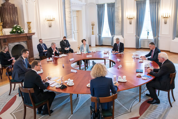 Round table discussion on the Helsinki Spirit together with Federal President Steinmeier and Finnish and German experts. Photo: Matti Porre/Office of the President of the Republic of Finland