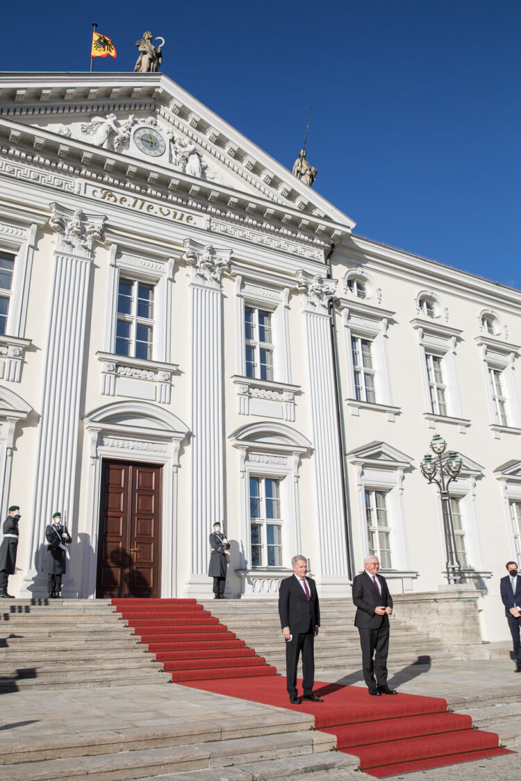 Saksan liittopresidentti Frank-Walter Steinmeier vastaanottaa presidentti Sauli Niinistön työvierailulle Saksaan 22. marraskuuta 2021 Berliinissä. Kuva: Matti Porre/Tasavallan presidentin kanslia