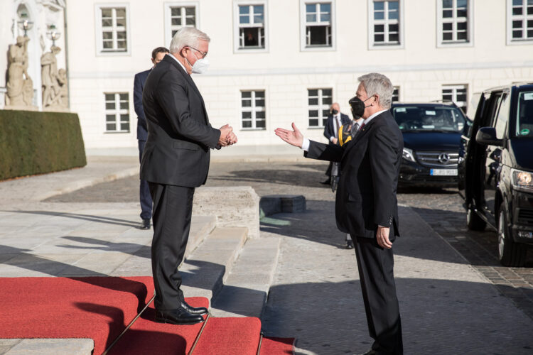 Saksan liittopresidentti Frank-Walter Steinmeier vastaanottaa presidentti Sauli Niinistön työvierailulle Saksaan 22. marraskuuta 2021 Berliinissä. Kuva: Matti Porre/Tasavallan presidentin kanslia